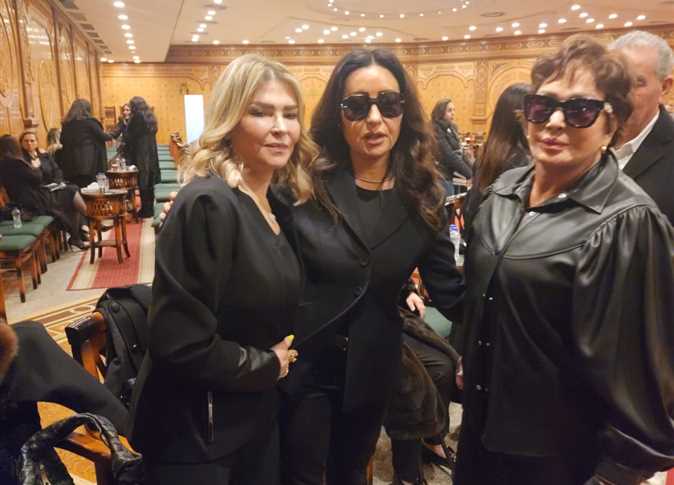 أنغام وكارول سماحة ونبيلة عبيد الأبرز... نجوم الفن يساندون لطيفة في عزاء والدتها بالقاهرة (صور)